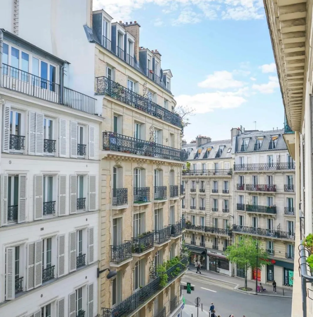 Apartment In The Heart Of باريس